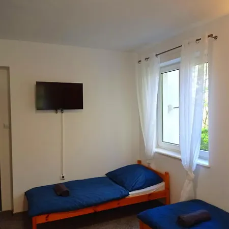 Tanie Pokoj Nr 2 1-3 Osobowy Z Lazienka Na Korytarzu Daire *