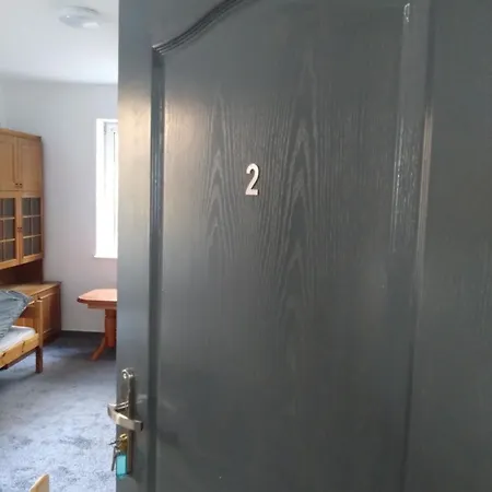 Apartman Tanie Pokoj Nr 2 1-3 Osobowy Z Lazienka Na Korytarzu