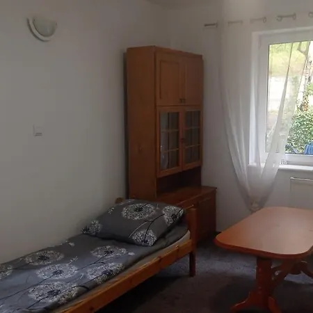 Apartman Tanie Pokoj Nr 2 1-3 Osobowy Z Lazienka Na Korytarzu