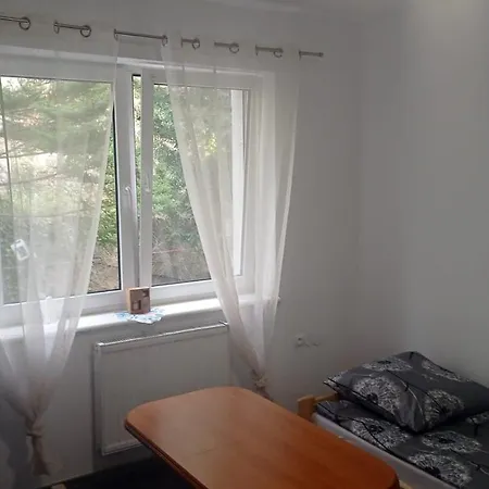 Tanie Pokoj Nr 2 1-3 Osobowy Z Lazienka Na Korytarzu *