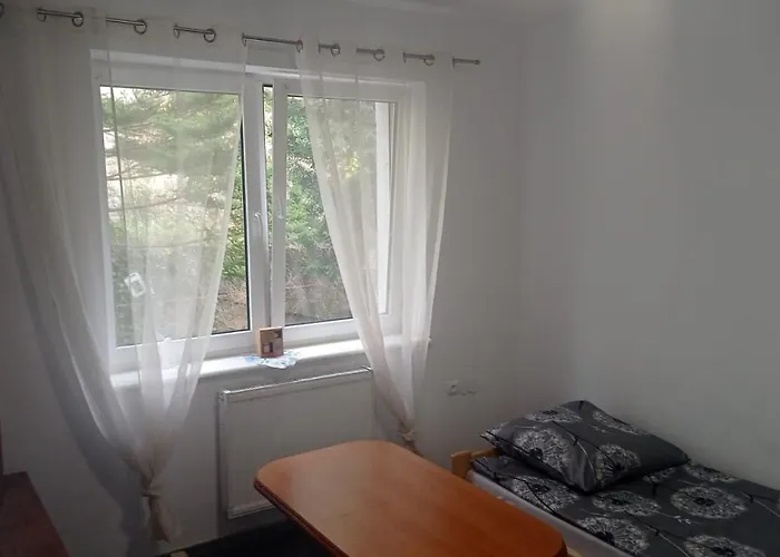 Tanie Pokoj Nr 2 1-3 Osobowy Z Lazienka Na Korytarzu *