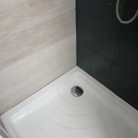 Tanie Pokoj Nr 2 1-3 Osobowy Z Lazienka Na Korytarzu Gdańsk